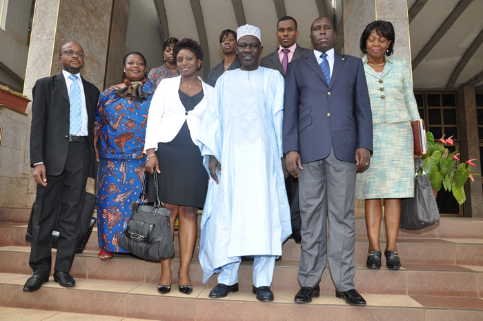 Photo de famille ( M. Alamine Ousmane Mey, Ministre des finances du Cameroun, Mme Justine Dongmo, Coordonnatrice du Secrétariat Technique du C2D au Cameroun, et la délégation du Secrétariat Technique du C2D Cote d´Ivoire)