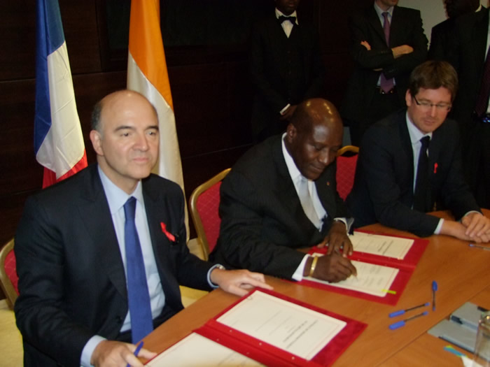 Signature du 1er Contrat C2D par les ministres français de l`Economie et du Développement, Pierre Moscovici et Pascal Canfin,avec SEM le Premier Ministre Daniel Kablan Duncan.