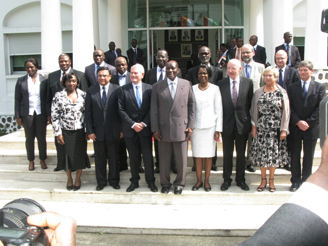 Photo de famille des autorits Franaises et Ivoiriennes en compagnie de SEM le Premier Ministre Daniel Kablan Duncan, Prsident du COS-C2D  la fin de la crmonie.