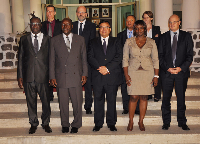 SEM Daniel Kablan Duncan, Premier Ministre, Prsident du COS-C2D en compagnie de quelques membres statutaires du COS-C2D.