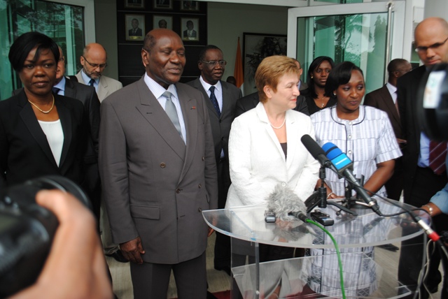 Lors de sa confrence de presse, la commissaire de lUE, Mme Kristalina Georgieva en compagnie des autorits ivoiriennes et franaises.