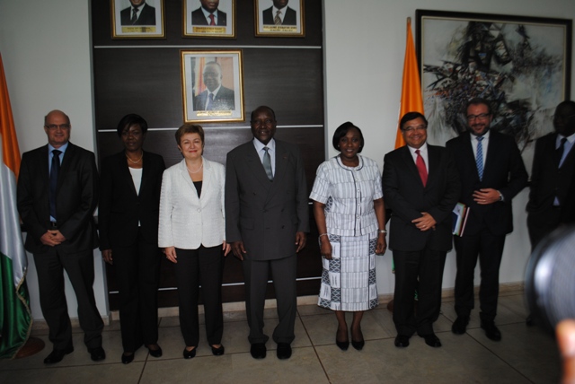 Photo de famille de SEM le Premier Ministre avec les autorits ivoiriennes, franaises et de l´union europenne
