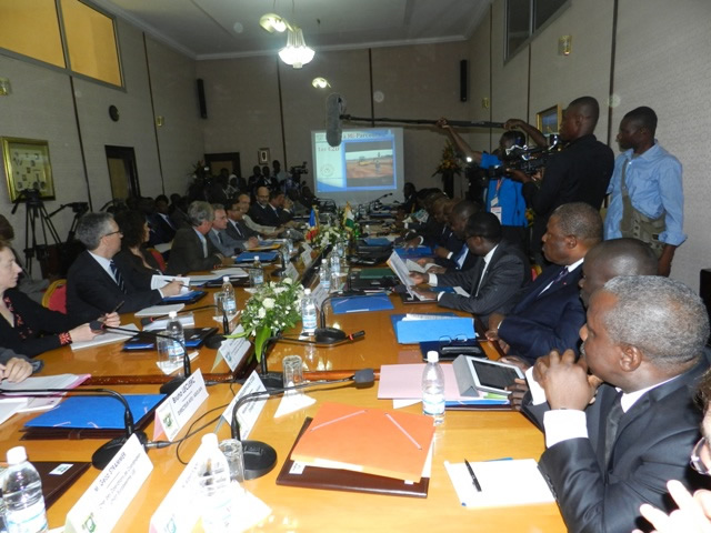 Restitution des conclusions des travaux par M. Ahoua NDoli Thophile, Directeur de cabinet du Premier Ministre, lors de la crmonie de clture de la Revue  mi-parcours du 1er C2D.