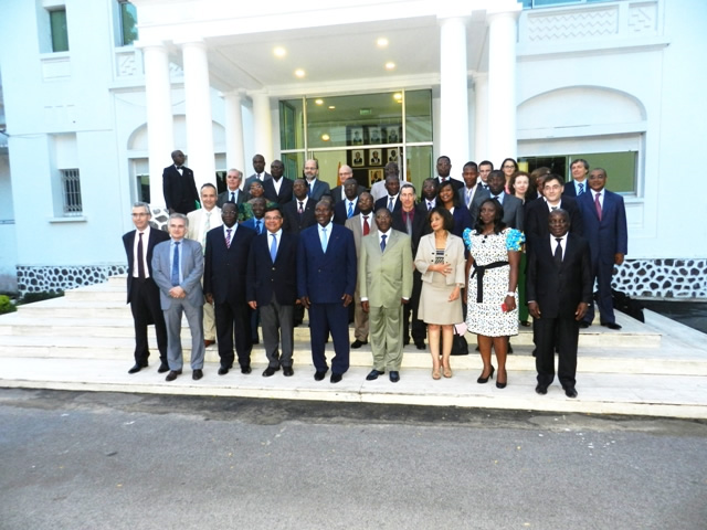 Photo de famille de SEM le Premier Ministre avec les officiels Franais et Ivoiriens  la fin de la crmonie de clture de la Revue  mi-parcours du 1er C2D. 