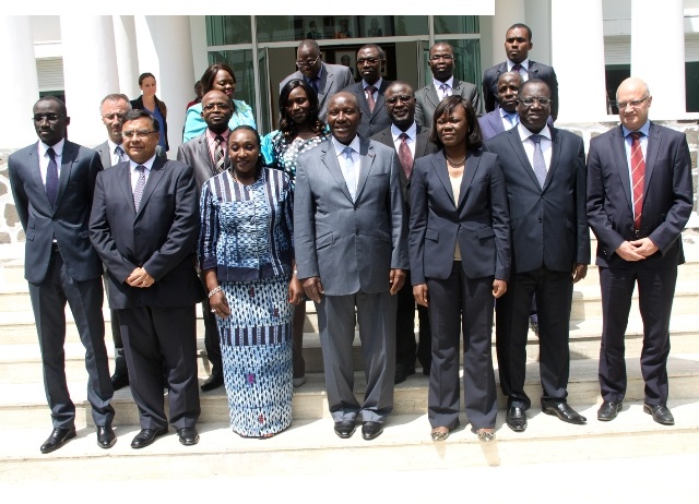Photo de famille de SEM le Premier Ministre, en compagnie des autorits ivoiriennes et franaises,  la fin de la crmonie.
