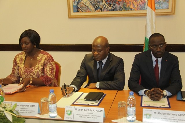 (de la droite vers la gauche) M. le Ministre en charge du Budget, M. Abdourahmane CISSE ,M. le Directeur national de la BCEAO, M.Jean Baptiste Ayaye AMAN, Mme la Coordonnatrice du Secrtariat Technique du C2D, Mme La DJATTI DIATE.