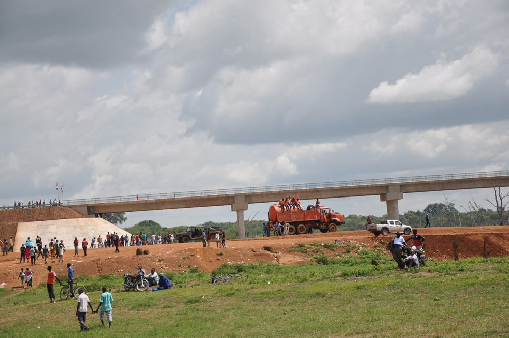 Crmonie d´inauguration des ponts de Boumi sur le fleuve Bandama et sur le Kan, le vendredi 2 octobre 2015, par SEM le Prsident de la Rpublique.

